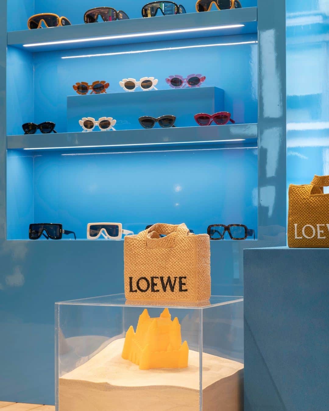 Harrodsさんのインスタグラム写真 - (HarrodsInstagram)「Stop scrolling, put your sunglasses on and hot-foot it to our new #LOEWEpaulas pop-up – a slice of Balearic summer in the Exhibition Windows 🏖️  #Harrods #HarrodsFashion」4月23日 1時02分 - harrods