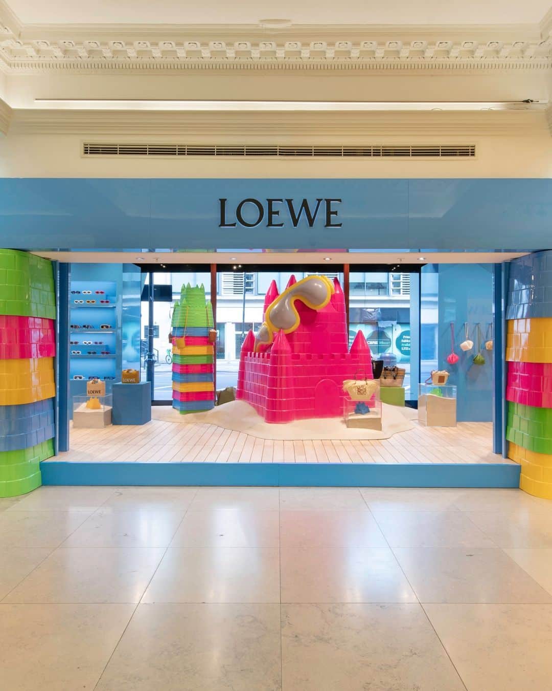 Harrodsのインスタグラム：「Stop scrolling, put your sunglasses on and hot-foot it to our new #LOEWEpaulas pop-up – a slice of Balearic summer in the Exhibition Windows 🏖️  #Harrods #HarrodsFashion」