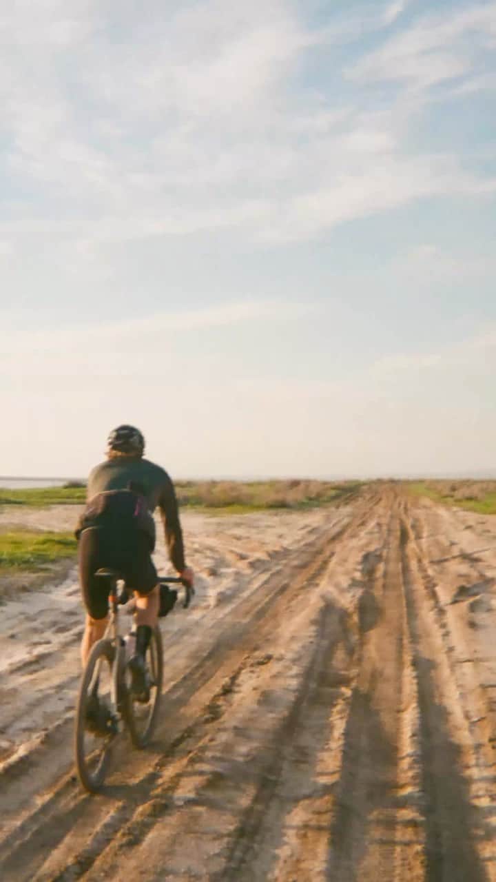 クリス・バーカードのインスタグラム：「I’ve always found inspiration in pursuing adventures in the remote, often forgotten parts of the globe; on skis, in the surf, and now from the saddle with MAAP. Capturing stories to help others to consider their own relationship with nature & promoting preservation of wild places brings so much meaning and depth over the years in my trips across the farthest expanses of the world. One of my most recent adventures brought me home - so here’s a few moments from behind the scenes in my backyard playground: Carrizo Plain National Monument in California.」