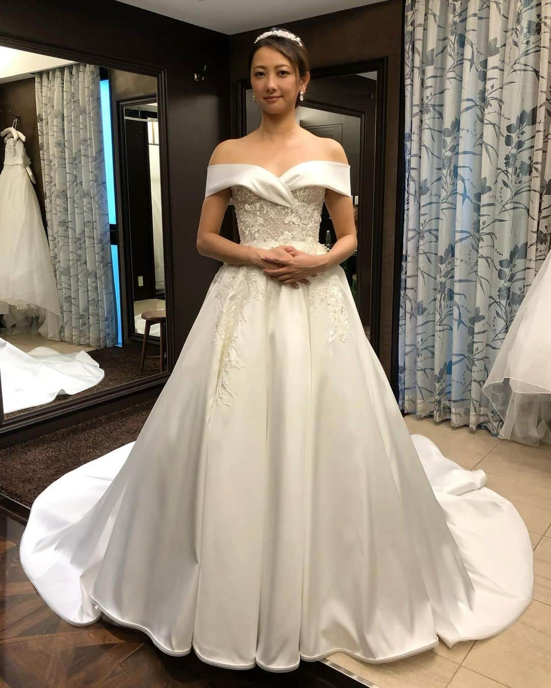 鈴木蛍のインスタグラム：「ウェディングドレスFitting③👰🏻‍♀️  最初はオフショルが嫌で完全に候補から外していたけど、試しに着てみたらめちゃ素敵でまた悩んじゃった😩 スタイルが良く見える形だし、これまた後ろのデザインが可愛い❤️ 光沢があってプリンセス感の出る、最後の最後まで悩んだとても綺麗なドレスでした♪  #aryukiko #アールユキコ #ウェディングドレス #lemariage #ルマリアージュ #試着 #結婚式 #結婚式ドレス」