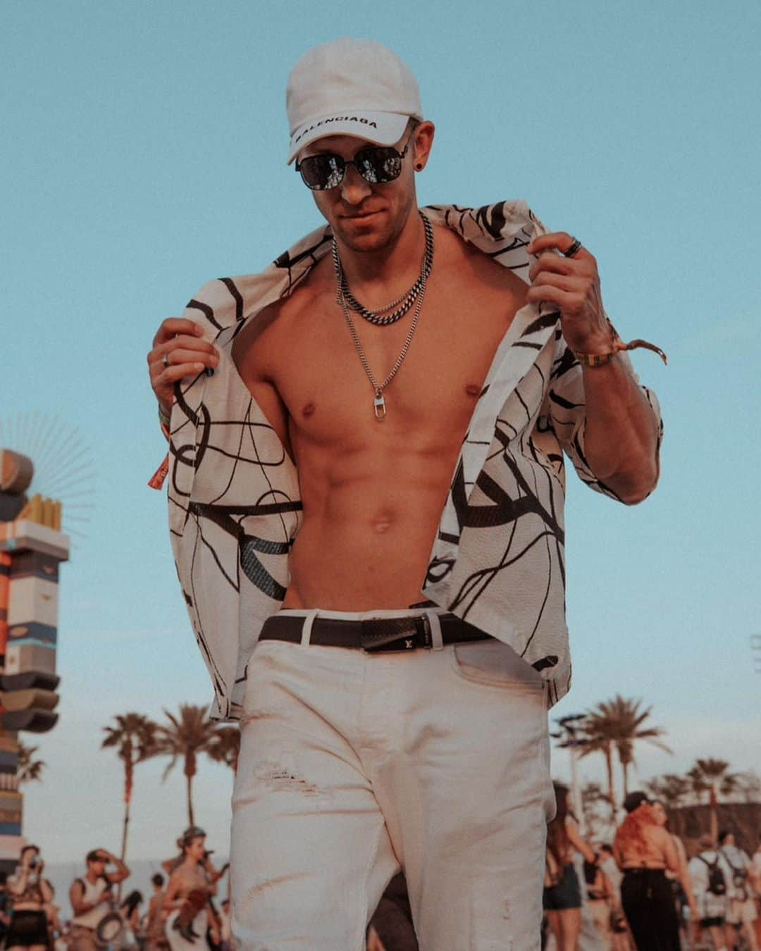 マット・ステファニーナさんのインスタグラム写真 - (マット・ステファニーナInstagram)「Falling for you 🧡  Last vid for the haters that say it's photoshop 😂  📸 @cassiediamonddd @kyranu  #coachella @coachella」4月23日 1時15分 - mattsteffanina