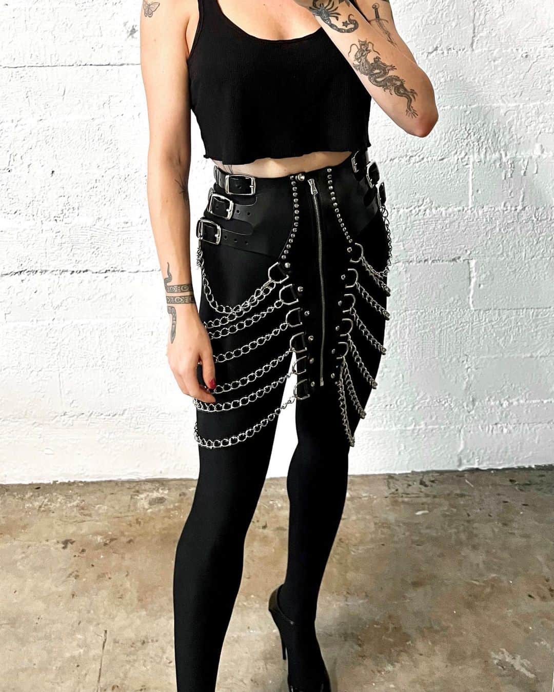 ZANA BAYNEのインスタグラム：「Wearing the Venus In Chains Skirt ❤️‍🔥」
