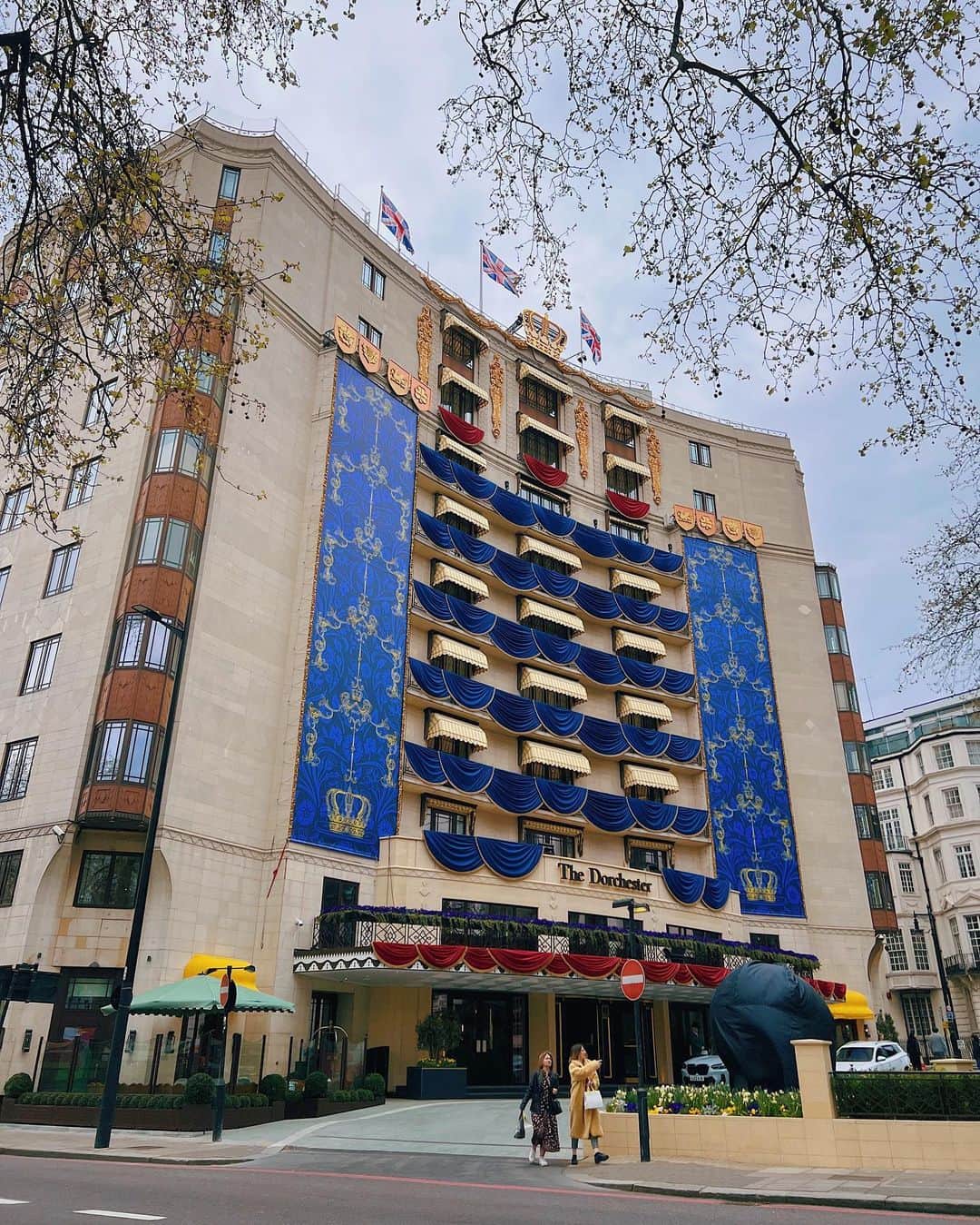 @LONDON | TAG #THISISLONDONさんのインスタグラム写真 - (@LONDON | TAG #THISISLONDONInstagram)「🇬🇧 @MrLondon outside the #Dorchester on #ParkLane which is honouring the #coronation of #KingCharlesIII 👑 with stunning royal regalia similar to their original façade back in 1953 when #QueenElizabethII had her own coronation. Design by theatre designer Oliver Messel. 👏🏼😍  ___________________________________________  #thisislondon #lovelondon #london #londra #londonlife #londres #uk #visitlondon #british #🇬🇧 #luxuryhotel #luxuryhotels #thedorch #mayfair」4月23日 1時23分 - london