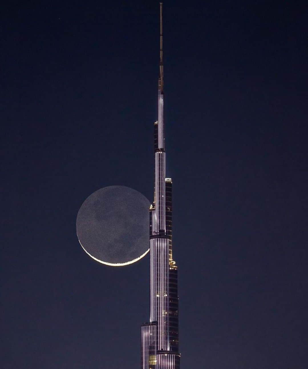 ドバイさんのインスタグラム写真 - (ドバイInstagram)「#Dubai #NewMoon #BurjKhalifa 📷:@pixtarami」4月23日 1時25分 - dubai