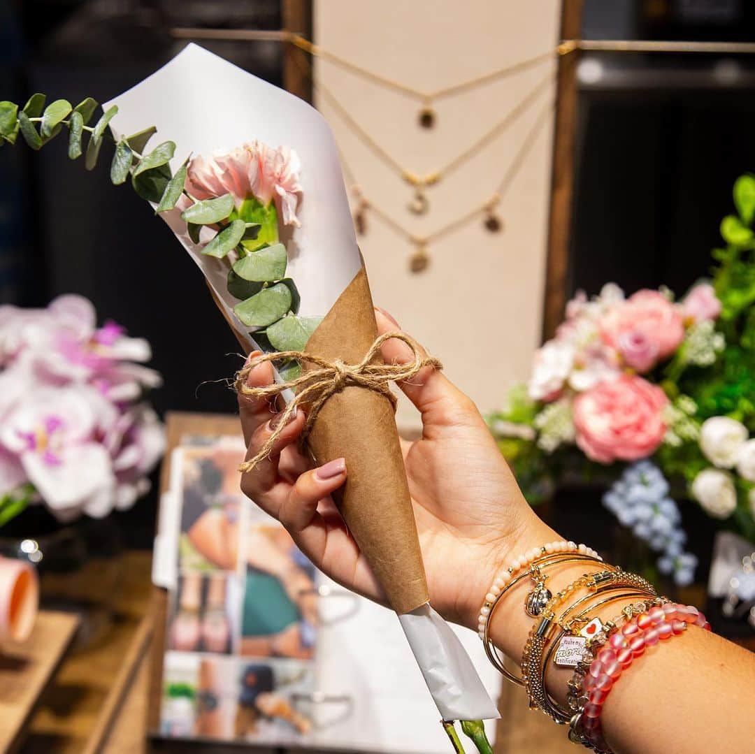 アレックスアンドアニのインスタグラム：「Spring is in the air! 🌸 Shop our NEW spring arrivals + FREE shipping on ALL orders at #linkinbio.  📸: @alexandanipa // #spring #springfasion #alexandanibracelets」