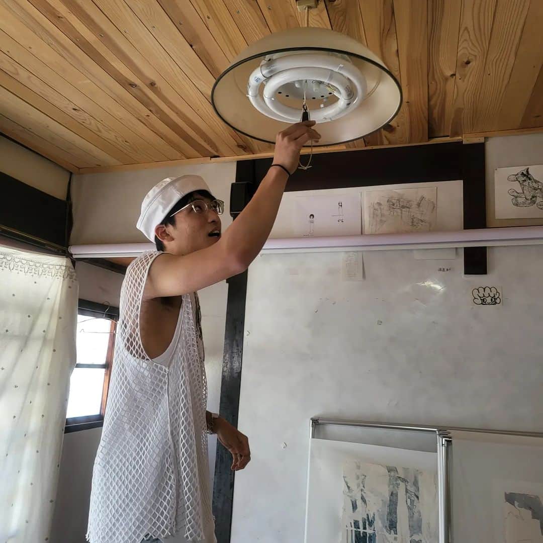 イ・グァンギさんのインスタグラム写真 - (イ・グァンギInstagram)「작가의 작업실^^ 생성과 소멸의 이야기... 얇은 도자기 위에 그림 그리고  그 작품들이 옮겨지거나 약간의 충격으로 도자기 가루가 떨어져 나간 소멸된 흔적들이 컨셉인 작업 ,  도자기의 재료를 끝없이 탐구하는 작가이며 비주얼은 상대적으로 경쾌한 작가  마지막 영상은 함께 식사하면서 흰옷에 음식 튀면 안된다고 냄비우동 뚜껑을 방패 삼아 먹는 모습이 캡틴아메리카처럼 보이기도 ㅋㅋㅋㅋ 캐릭터가 유쾌하네요 @uno.you #광끼채널 #일본여행#나만가는곳#교토#작업실탐방#Gallerykki#파주출판단지 #Gallerykki용산」4月23日 1時39分 - lee_kwang_gi