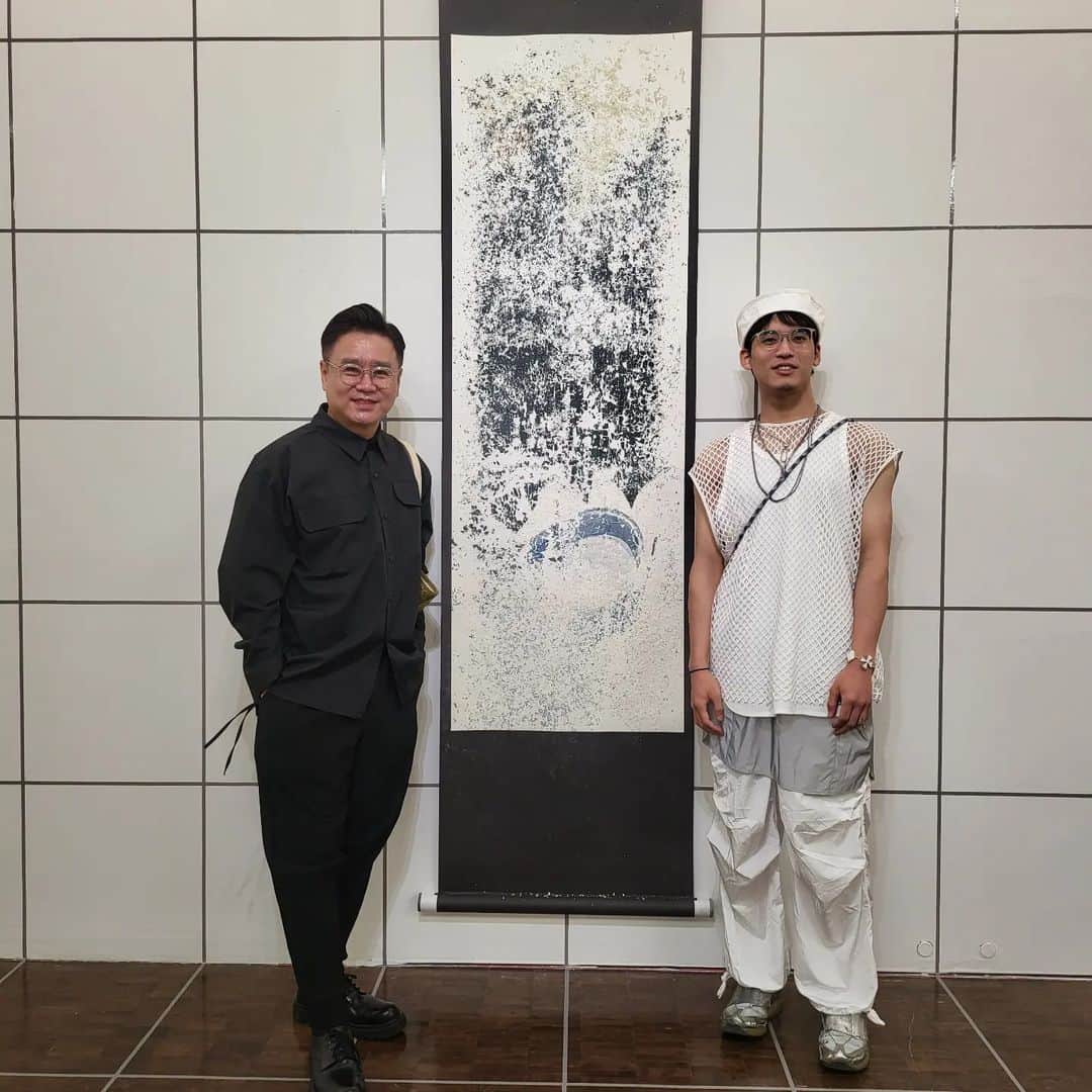 イ・グァンギさんのインスタグラム写真 - (イ・グァンギInstagram)「작가의 작업실^^ 생성과 소멸의 이야기... 얇은 도자기 위에 그림 그리고  그 작품들이 옮겨지거나 약간의 충격으로 도자기 가루가 떨어져 나간 소멸된 흔적들이 컨셉인 작업 ,  도자기의 재료를 끝없이 탐구하는 작가이며 비주얼은 상대적으로 경쾌한 작가  마지막 영상은 함께 식사하면서 흰옷에 음식 튀면 안된다고 냄비우동 뚜껑을 방패 삼아 먹는 모습이 캡틴아메리카처럼 보이기도 ㅋㅋㅋㅋ 캐릭터가 유쾌하네요 @uno.you #광끼채널 #일본여행#나만가는곳#교토#작업실탐방#Gallerykki#파주출판단지 #Gallerykki용산」4月23日 1時39分 - lee_kwang_gi