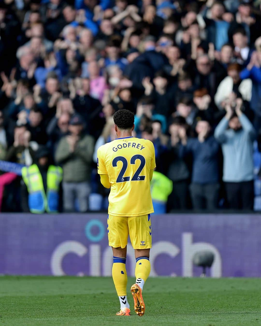 エヴァートンFCさんのインスタグラム写真 - (エヴァートンFCInstagram)「Thank you for your brilliant support today, Toffees. 👏  Safe journeys home and we'll see you at Goodison on Thursday night. 💙」4月23日 1時34分 - everton