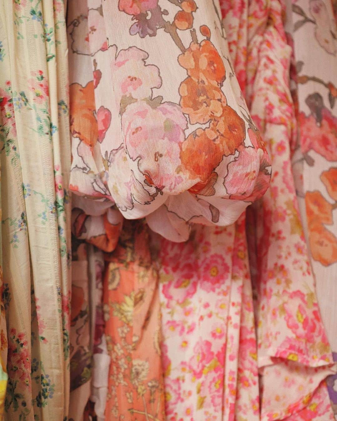 バイティモのインスタグラム：「The prints of the season on long lasting fabrics #bytimo #youarebeautiful」