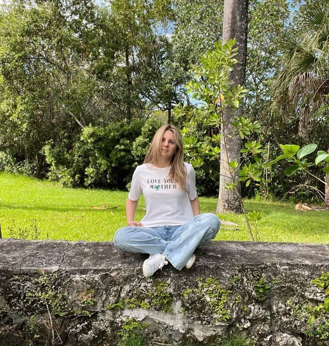 エルエーメイドのインスタグラム：「#LoveYourMother 🌎 • Every day is #EarthDay when you wear #sustainable #SlowFashion that is #MadeInLA. #GivingBack + #DoingGood is in our DNA, what in your tee?」