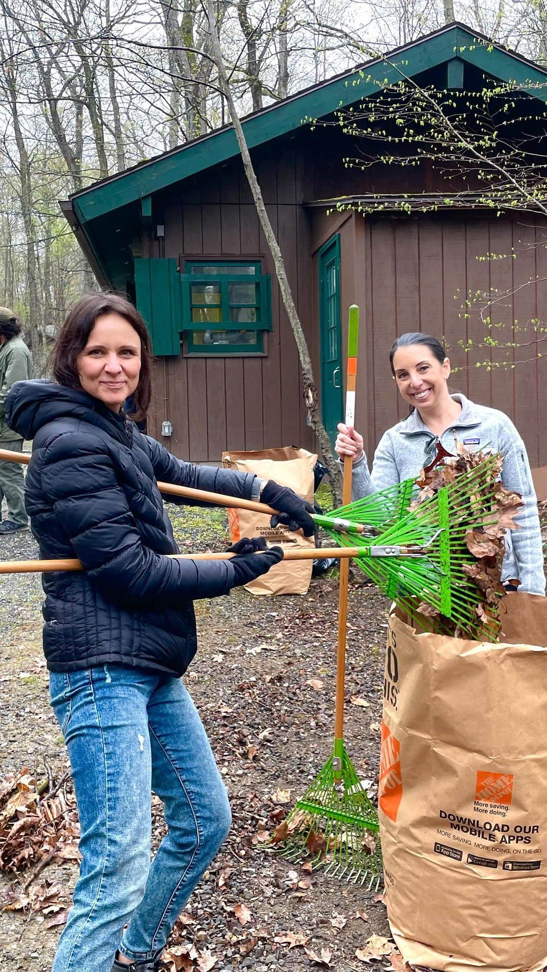 Weledaのインスタグラム：「Happy Earth Day! 🌿🌎 This week our team at Weleda North America volunteered at Cranberry Lake Preserve with Pitch in for Parks to help clean up and support biodiversity!   Our team helped support Mother Earth by: 🌿 Invasive plant management by removing barberry and other invasive species 🌿 Planting beech tree saplings 🌿Cleaning up the nature center by raking leaves, weeding, and painting the fence  We hope you spend some time in nature today and celebrate the beautiful place that we call home! #EarthDay」