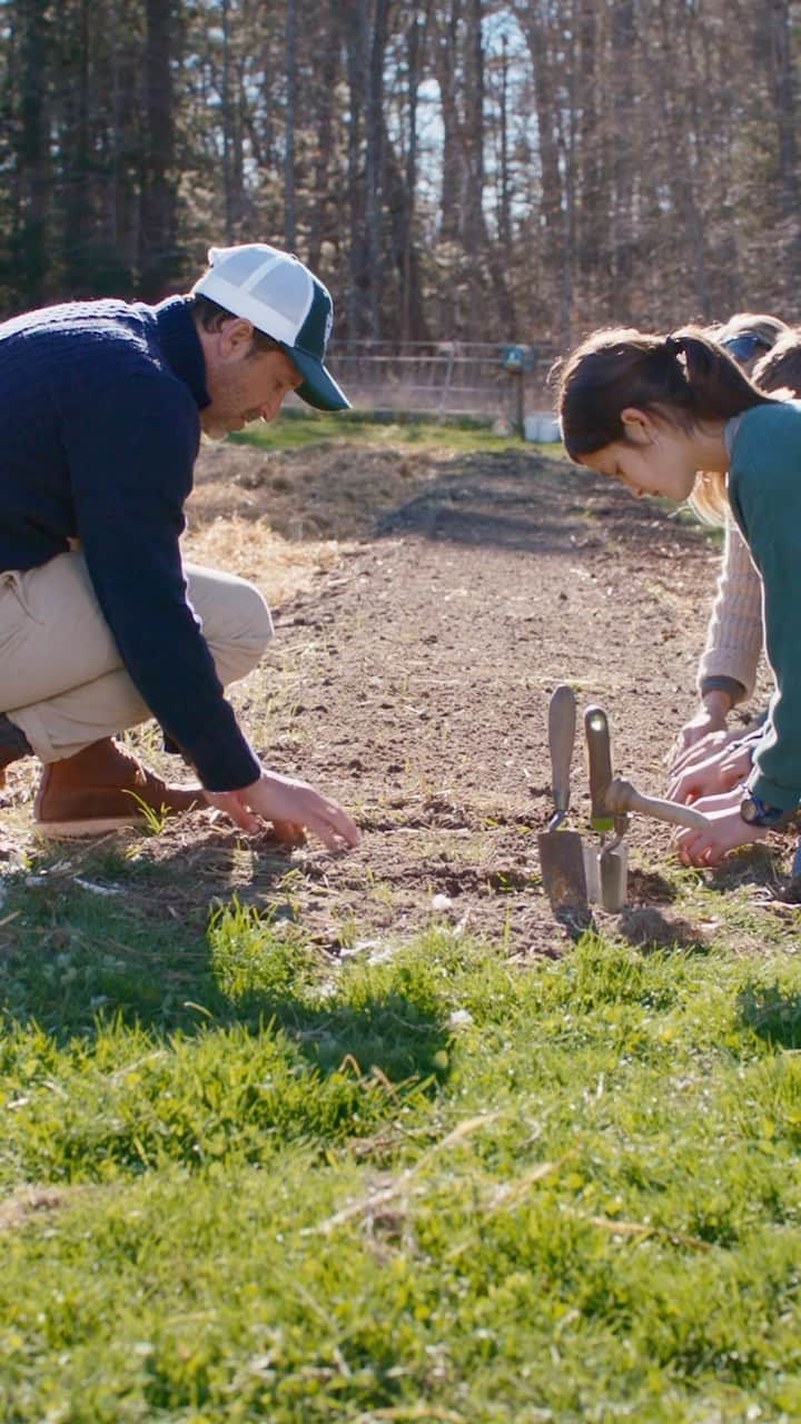 パトリック・デンプシーのインスタグラム：「Happy #EarthDay! 🌎 We are proud to continue our partnership with The Ecology School to inspire students of all ages to connect with the natural world through experiential learning in ecology, conversation, farming and sustainability. 🌳♻️   Join us & @patrickdempsey as we visit @theecologyschool in Maine to help educate the next generation of water stewards. 💧💚   Episodes launching soon! #PolandSpring #DrinkPolandSpring #HappyEarthDay #TheEcologySchool #Maine」