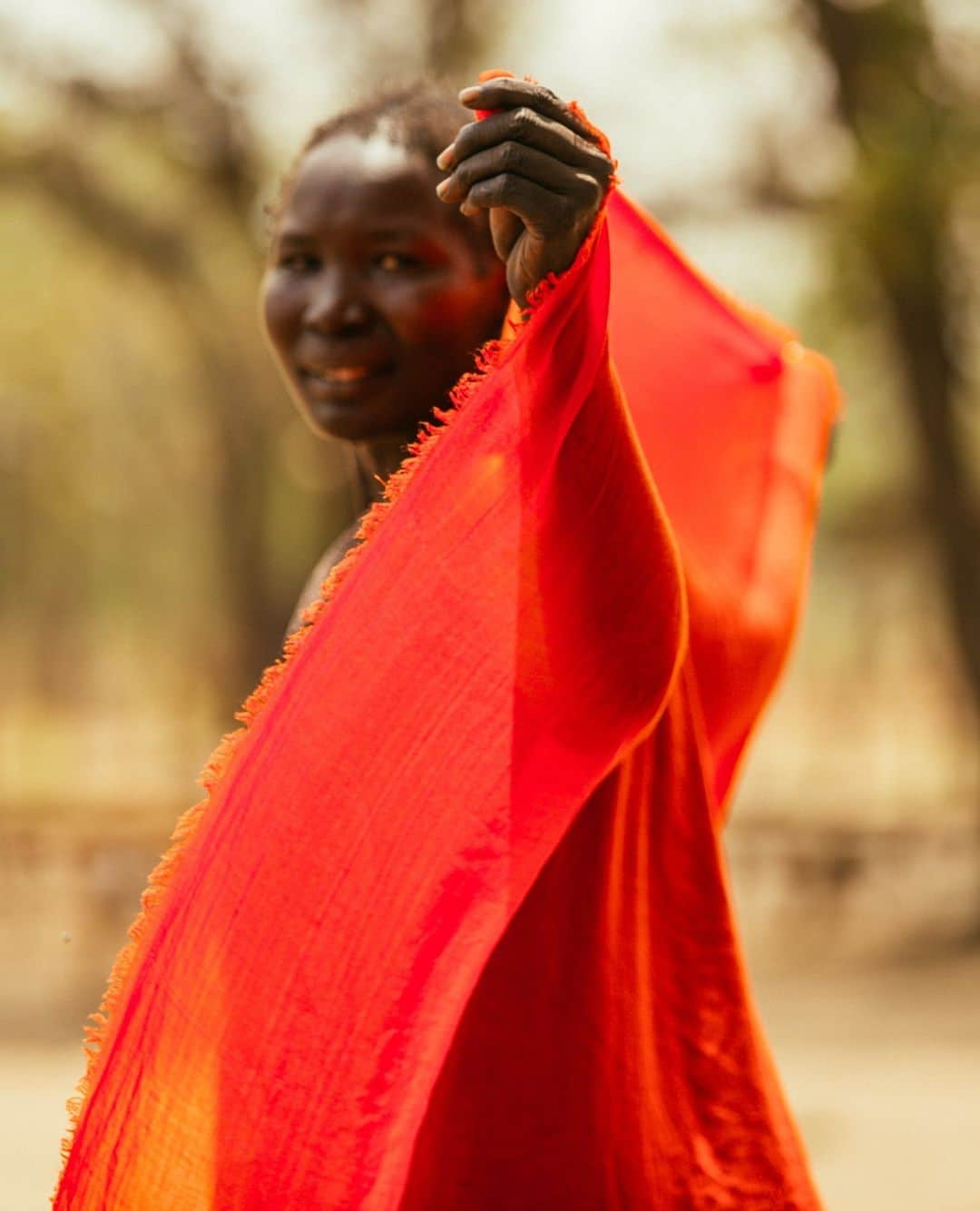 オバッキのインスタグラム：「Mom is a person who deserves something special every day, but something extra special on Mother's Day! ⁠ ⁠ 100% of the net proceeds of our scarves go directly toward drilling clean water wells in Africa. When you purchase one of our scarves you are helping to bring clean water to communities where none existed. So far we’ve drilled over 4000 wells in Africa, and we’re just getting started. ⁠ ⁠ Shop our scarves at the link in our bio!⁠」