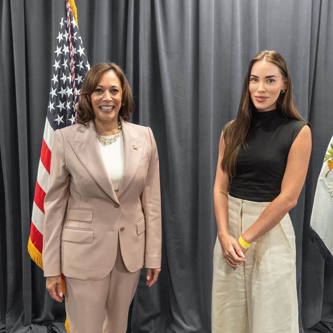 クリスタ・B・アレンのインスタグラム：「honored to be with the Vice President as she announced the largest investment in climate action in history.   coastal communities like Miami are especially impacted and this investment will fund projects that reduce the impact of storm surge, hurricanes, and rising sea-levels and protect marine ecosystems across the country. 🤍」