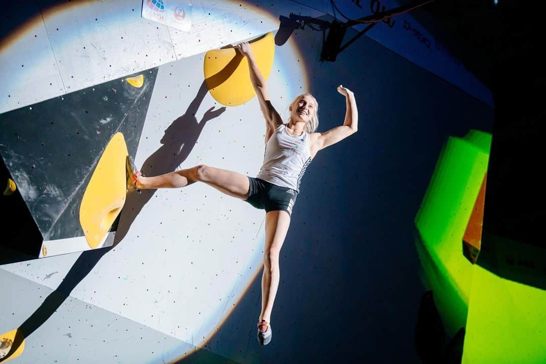 ヤンヤ・ガンブレットのインスタグラム：「Watching women’s finals today reminded me of some incredible memories of Hachioji in 2019! Quite a lot has happened since 🙈  Congrats @brookeclimbs for the first World Cup win!! ❤️‍🔥 I’m so happy for you! 🫶🏼  To all the guys competing tomorrow: Have fun out there! 🔥  @redbull @redbullsi #givesyouwings @adidasterrex @adidas @allianz @fiveten_official #brandofthebrave @avtohisaklemencic @camp1889outdoor #campcassin @postanivojak @rhinoskinsolutions   📸: Suguru Saito」