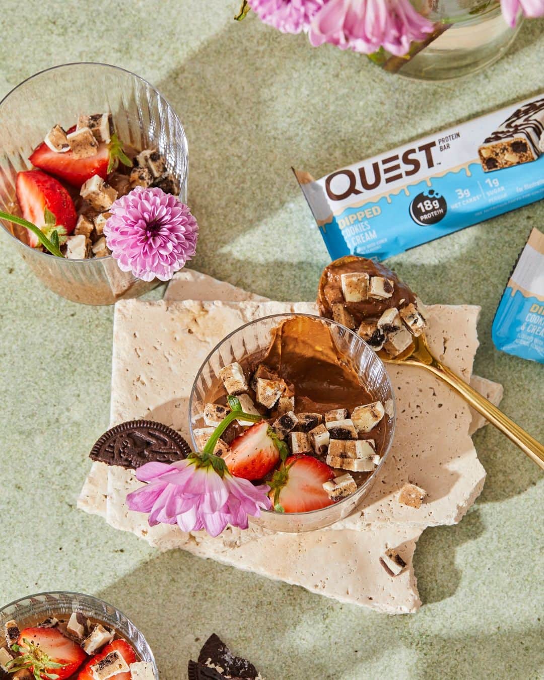 questnutritionのインスタグラム：「Happy #EarthDay! 🌎 Try this Questified Dipped Cookies & Cream Chocolate Pudding 👌😋  👉 FULL RECIPE LINK IN BIO (swipe left to 2nd card) 👈  Per serving: 15g protein, 13g carb, 9g fat. (3g net carbs) #OnaQuest #QuestNutrition #QuestBar #QuestBars」