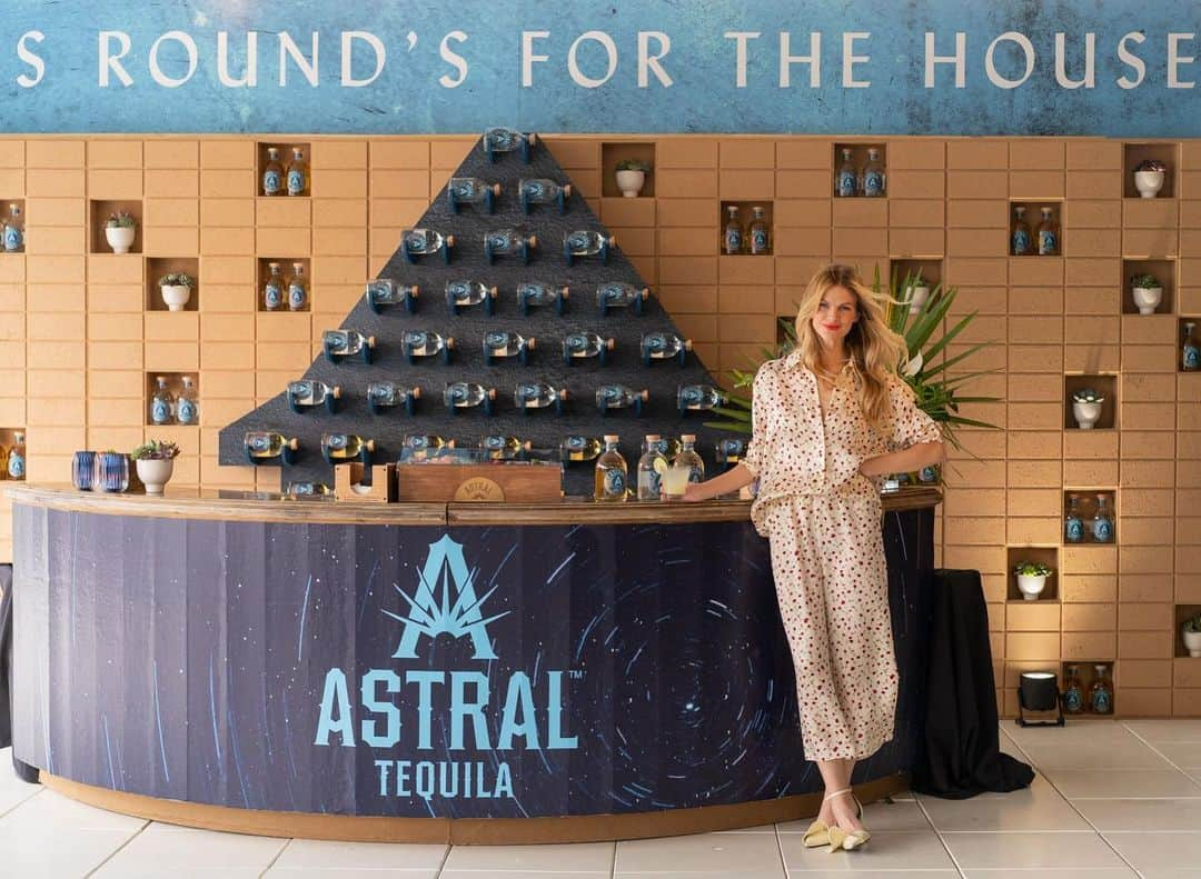 ブルックリン・デッカーのインスタグラム：「#ad I am loving this new tequila, @astraltequila. It’s award-winning, crafted from 100% Blue Agave, and they upcycle the agave waste from production into adobe bricks to build homes in their local community of Jalisco, Mexico. Between Earth Day and Cinco de Mayo, @astraltequila is encouraging you to make your next cocktail with Astral Tequila and make every round ‘for the house.’ Have a great drink and help build a home today!  https://drizly.com/article/e-b7fb856c」