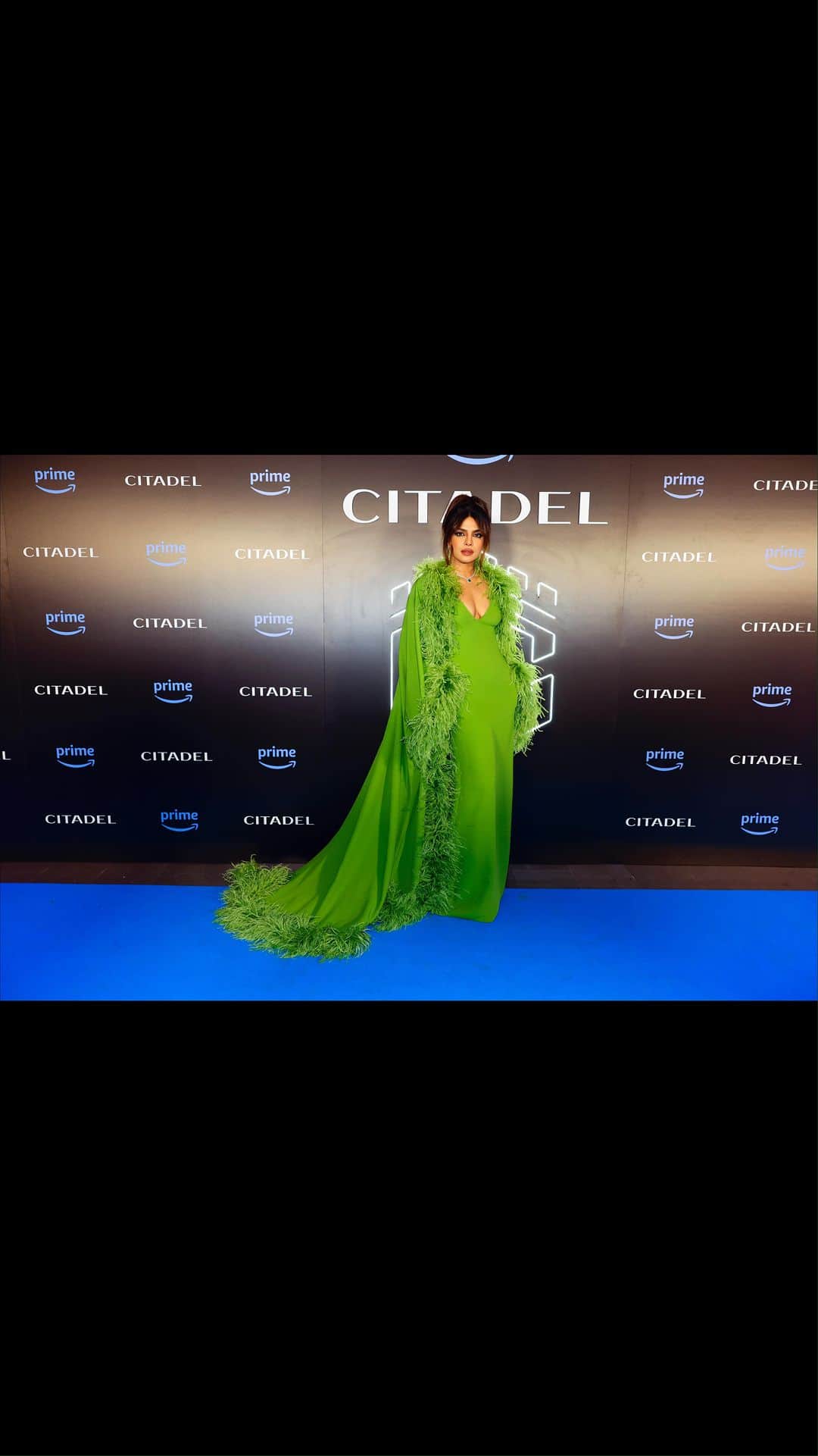 プリヤンカー・チョープラーのインスタグラム：「Not just a stop on our world tour but an important piece in the Citadel story… Italy holds so many of our secrets 😉  Thank you Rome for all the love… see you soon…  Catch @citadelonprime on 28th April!」