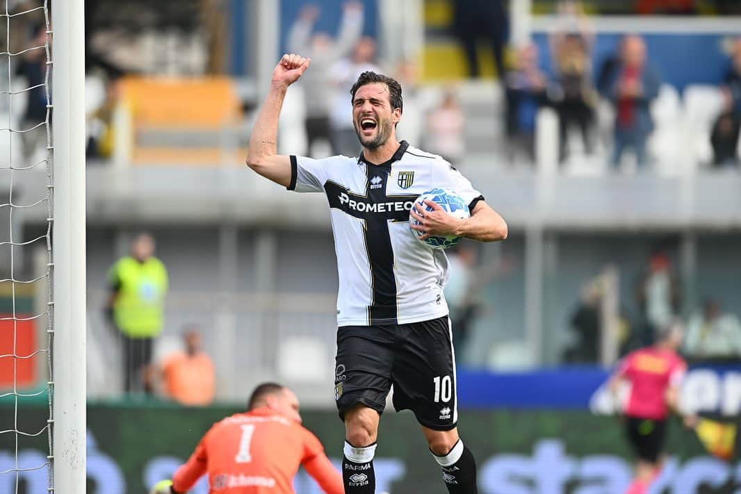 フランコ・バスケスのインスタグラム：「Forza Parma 💛💙」