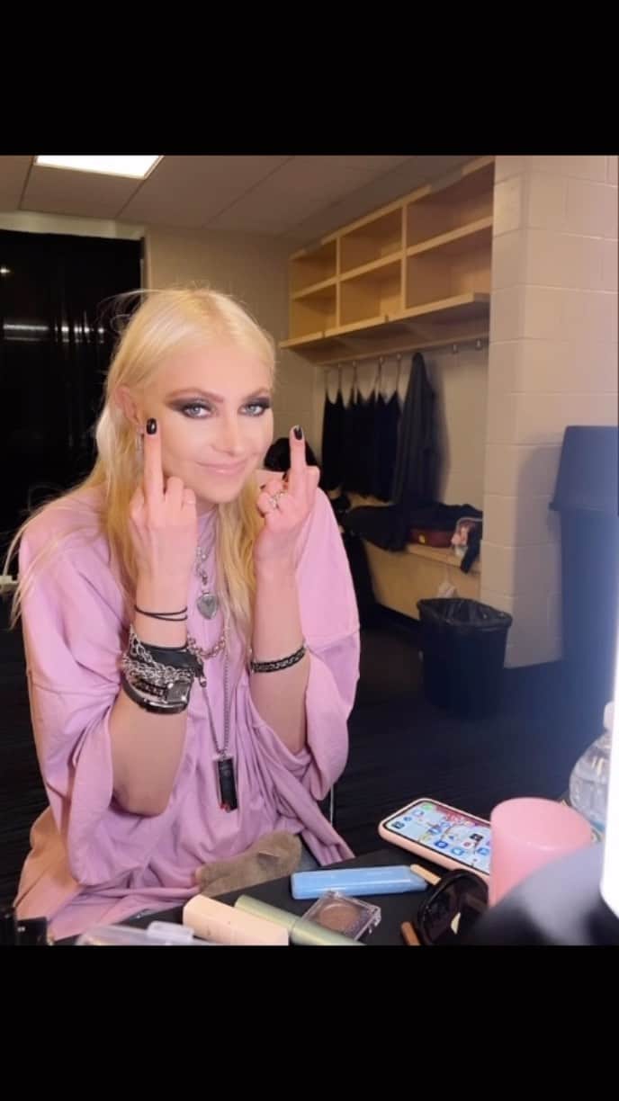 テイラー・モンセンのインスタグラム：「ORLANDO!!! Getting ready for @1011wjrr #EDBD headline the second stage at 6:50pm sharp! #deathbyrockandrolltour2023」