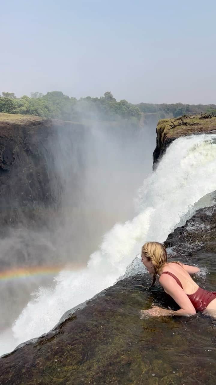 マッケンジー・モージーのインスタグラム：「in wonder of a wonder of this wonderful world! 🌈 #earthday #victoriafalls #travel #zambia」