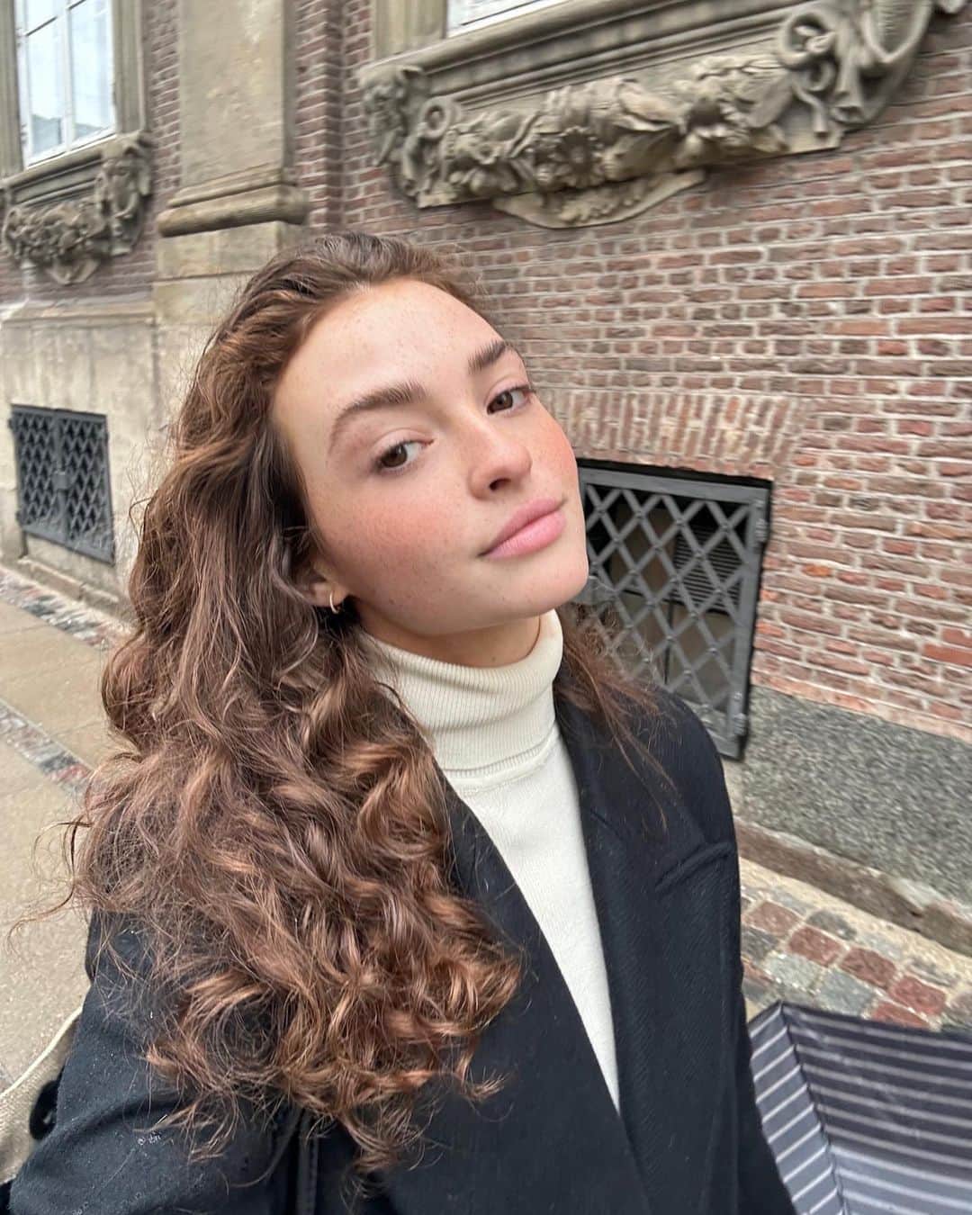 Kelsey Simoneのインスタグラム：「Out for a walk ☁️」