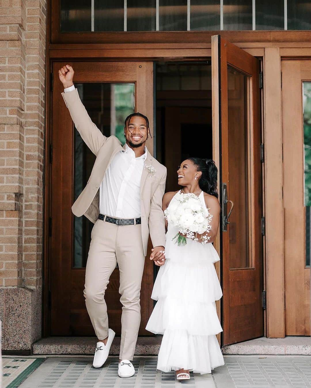 Inside Gymnasticsさんのインスタグラム写真 - (Inside GymnasticsInstagram)「Join us in congratulating the newlyweds! We’re so very happy for you all!   Posted @withregram • @simonebiles I do 🤍 officially owens 🤍   @jowens   📸: @raetay_photography」4月23日 2時45分 - insidegym