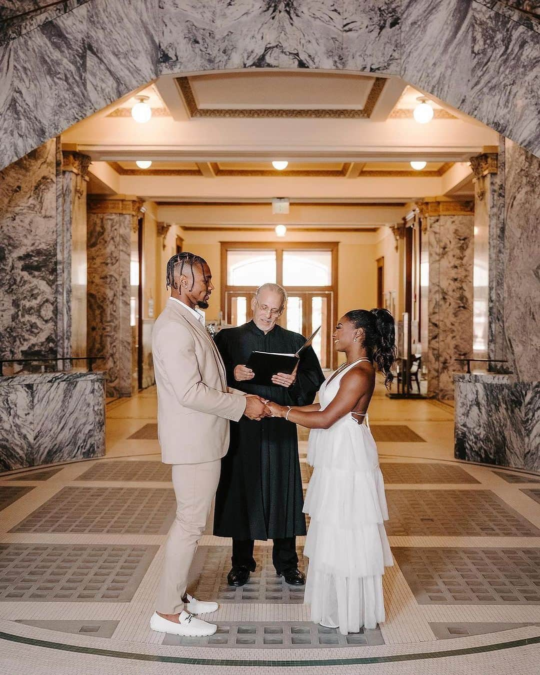 Inside Gymnasticsさんのインスタグラム写真 - (Inside GymnasticsInstagram)「Join us in congratulating the newlyweds! We’re so very happy for you all!   Posted @withregram • @simonebiles I do 🤍 officially owens 🤍   @jowens   📸: @raetay_photography」4月23日 2時45分 - insidegym