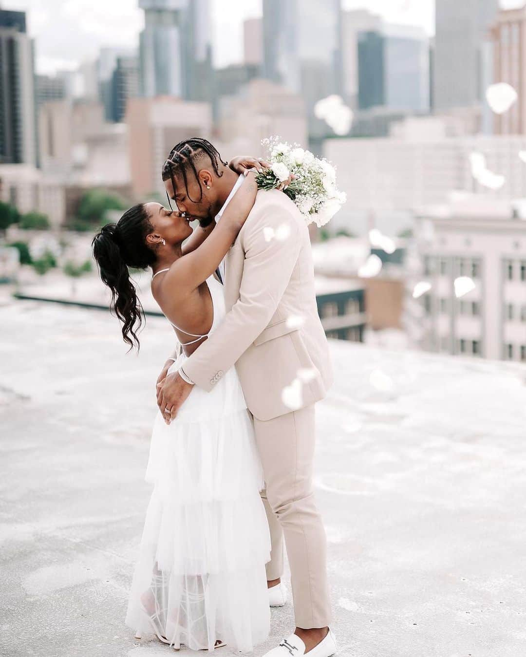 Inside Gymnasticsさんのインスタグラム写真 - (Inside GymnasticsInstagram)「Join us in congratulating the newlyweds! We’re so very happy for you all!   Posted @withregram • @simonebiles I do 🤍 officially owens 🤍   @jowens   📸: @raetay_photography」4月23日 2時45分 - insidegym