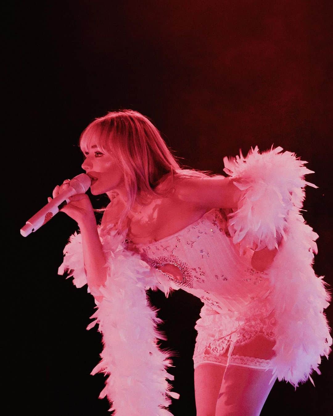 サブリナ・カーペンターのインスタグラム：「got to play to a sold out Greek theater and it was definitely a highlight of my young life so far thank u to everyone who came. I’ll never ever forget this night💌」