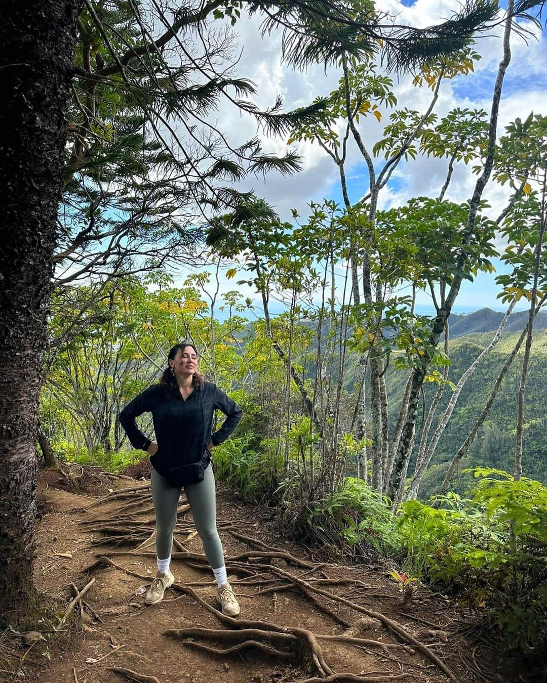 アナ・チエリさんのインスタグラム写真 - (アナ・チエリInstagram)「Happy 🌎 Day 🌱🌿  I hope that we can all take a moment to appreciate and protect the natural world around us. Personally, I love seeing how the vibrant colors of a sunset or the soothing sound of a running stream can instantly lift my mood. Being in nature truly rejuvenates the mind and soul. Let's continue to cherish and preserve this precious gift from Mother Earth.」4月23日 2時56分 - anacheri