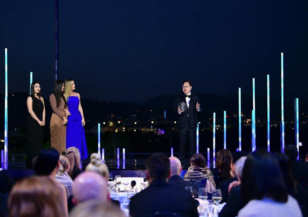 ブリー・ラーソンさんのインスタグラム写真 - (ブリー・ラーソンInstagram)「It was an honor hearing about and awarding Dr. Dennis Lo on his work in life sciences at the Breakthrough Prize Ceremony.   Watch the @breakthrough Prize Ceremony on Sunday April 23rd at 12pm PT on their YouTube page—I was stunned to be surrounded by the talent and genius in one room 🤯」4月23日 3時00分 - brielarson