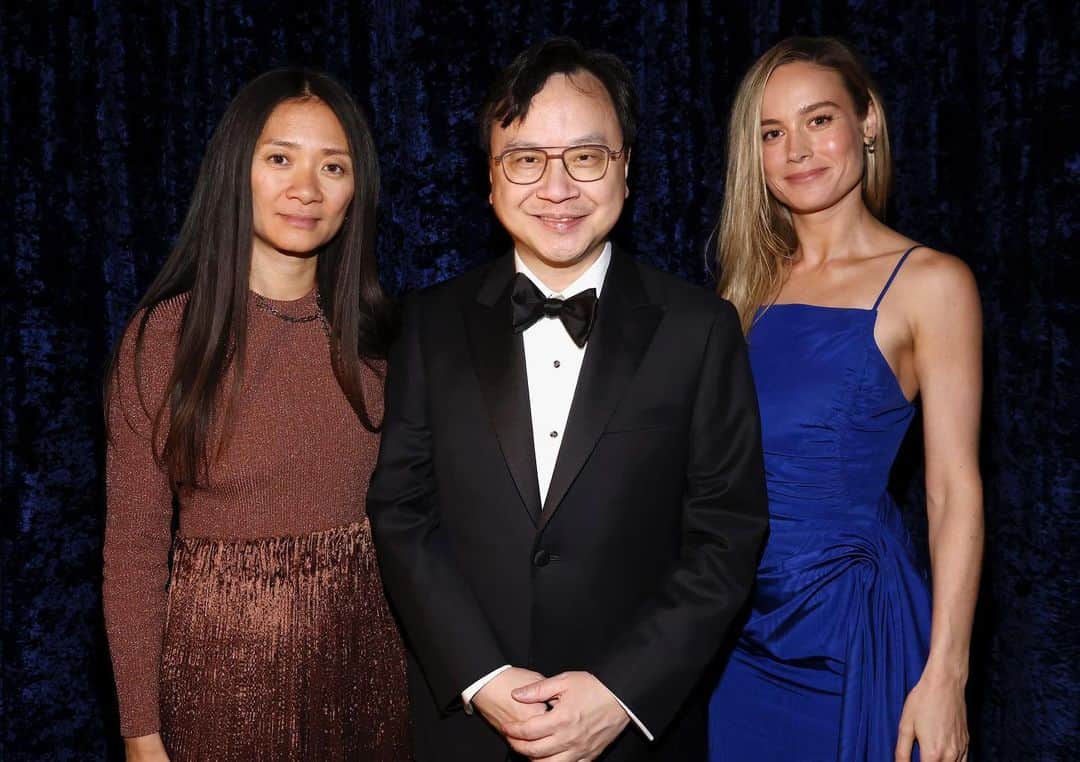 ブリー・ラーソンのインスタグラム：「It was an honor hearing about and awarding Dr. Dennis Lo on his work in life sciences at the Breakthrough Prize Ceremony.   Watch the @breakthrough Prize Ceremony on Sunday April 23rd at 12pm PT on their YouTube page—I was stunned to be surrounded by the talent and genius in one room 🤯」