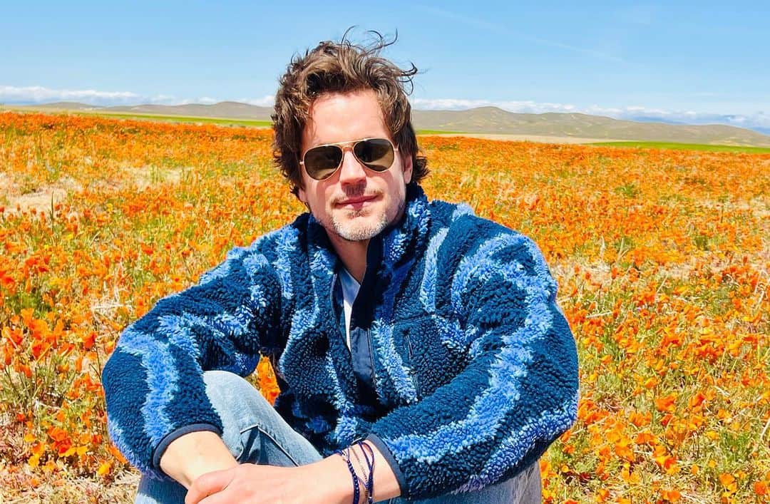 マット・ボマーのインスタグラム：「Happy Earth Day. (I’m not sitting on any flowers) 😊🌎🌍🌏」