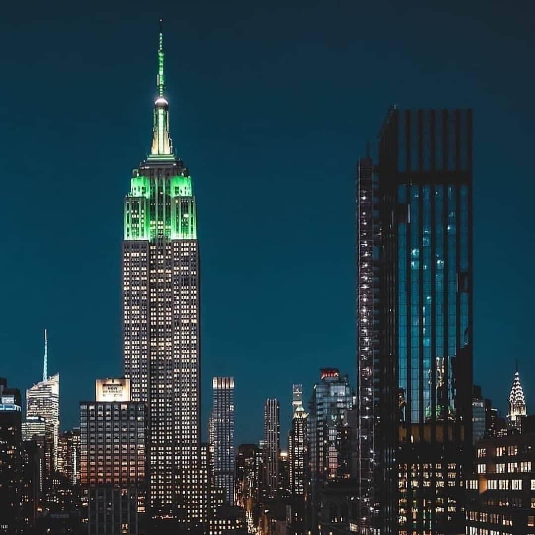 Empire State Buildingのインスタグラム：「Glowing Green in celebration of Earth Day.   The Empire State Building has been powered by 100% renewable wind energy since 2011  PC: @nycforgo」