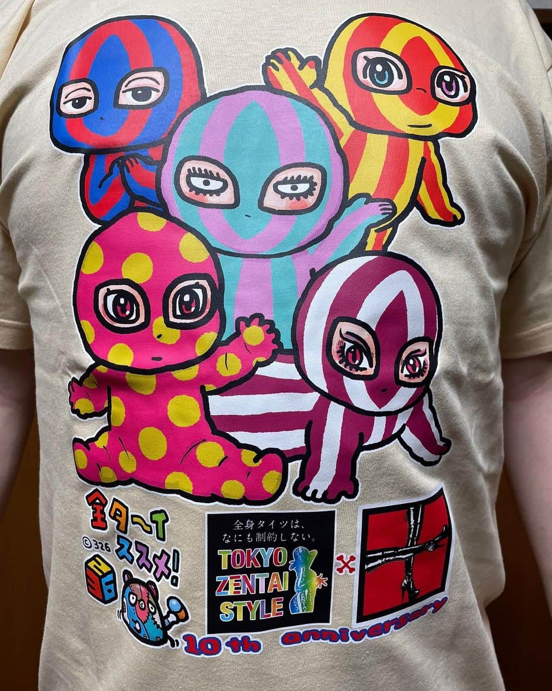 326のインスタグラム：「デザインさせていただいた全身タイツTシャツが明日のフェチフェスで買えます！僕も買いに行きます！会場で見かけたら声かけてね！変態仲間増やしたい！笑 オタクで変態というディープスペックな僕が生きてられるのは日本という国が変態に優しいからです！笑 日本に生まれてよかったぁ笑 変態紳士最高!  ↓はゼンタイさんのツイート  フェチフェス10周年&TZS 10年参加皆勤賞記念Tシャツ‼️  326さんにイラスト描いて頂きました‼️  4/23 フェチフェスにて販売します‼️ #フェチフェス22   基本は、黒ペースのTシャツにプリントされています❗️  fetifes.com」