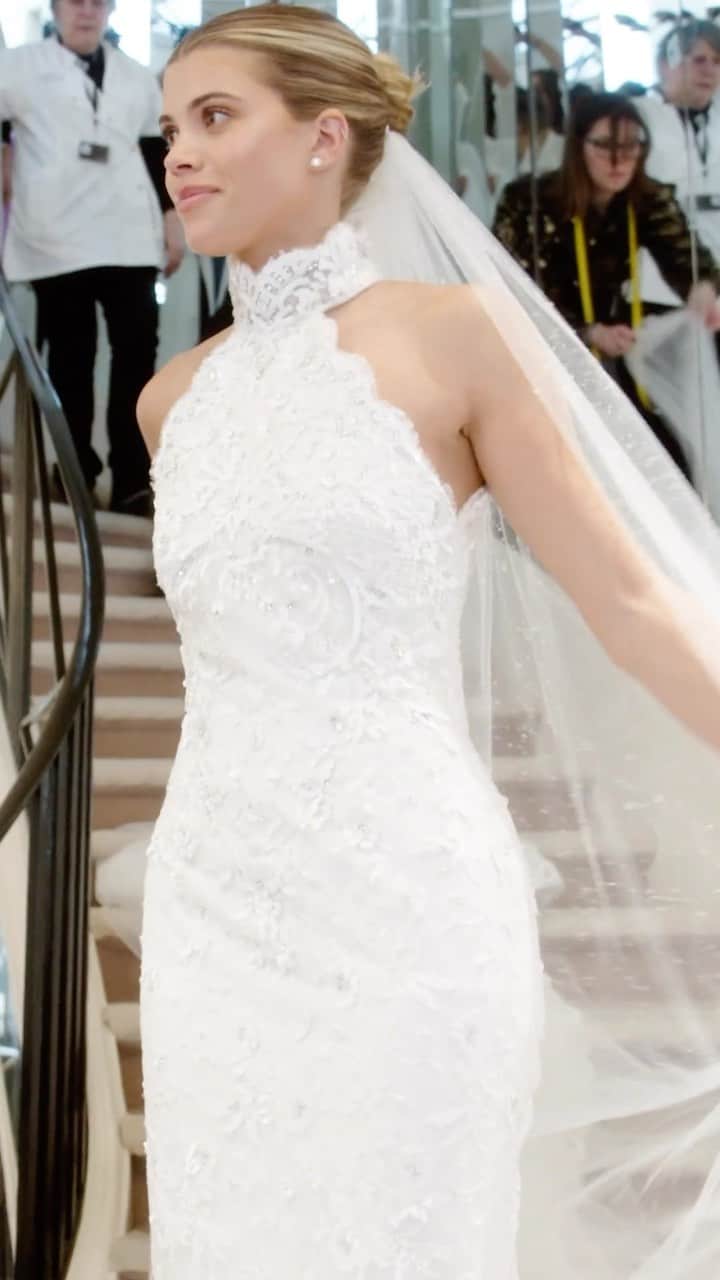 ソフィア・リッチーのインスタグラム：「@sofiarichiegrainge and @elliot Grainge have officially tied the knot! A few weeks before the wedding, Sofia invited Vogue to an exclusive preview of her final fitting at @chanelofficial haute couture salons, where she gushed about the groom. “I’m so excited to be married just because I’m marrying Elliot, I know that sounds so cheesy, but he’s the man of my dreams.” The bride worked closely with Chanel creative director Virginie Viard to create the wedding dress of her dreams. “I always had this vision of the big princess dress and going big, but as I got older, I realized that I wanted something a bit more simple,” explains the bride. “Maybe ‘simple’ isn’t the right word because my dress definitely is not simple!”   Tap the link in our bio to go inside her fairytale final dress fitting and see every look.  Director: @nikkipetersenfilm Director of Photography: @etiennebaussan Editor: @evan.allan Producer: @__jamierebecca__ Senior Producer: @jerocchi  Coordinating Producer, On Set: @meganxsarahh Associate Producer, On Set: @ansofike Gaffer: @diego_bata Audio: @davbowman」