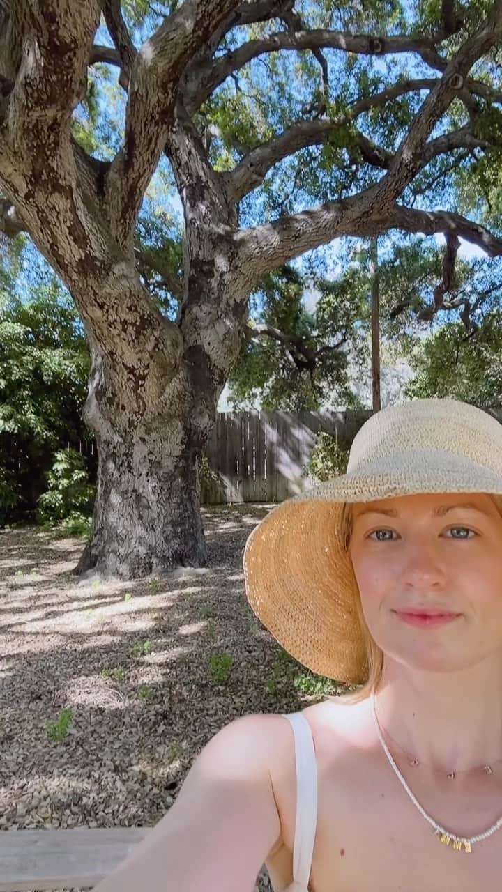 ベス・ベアーズのインスタグラム：「Mercury in retrograde didn't stop us from celebrating Earth Day! 🌏🌏🌏🤠🌷」