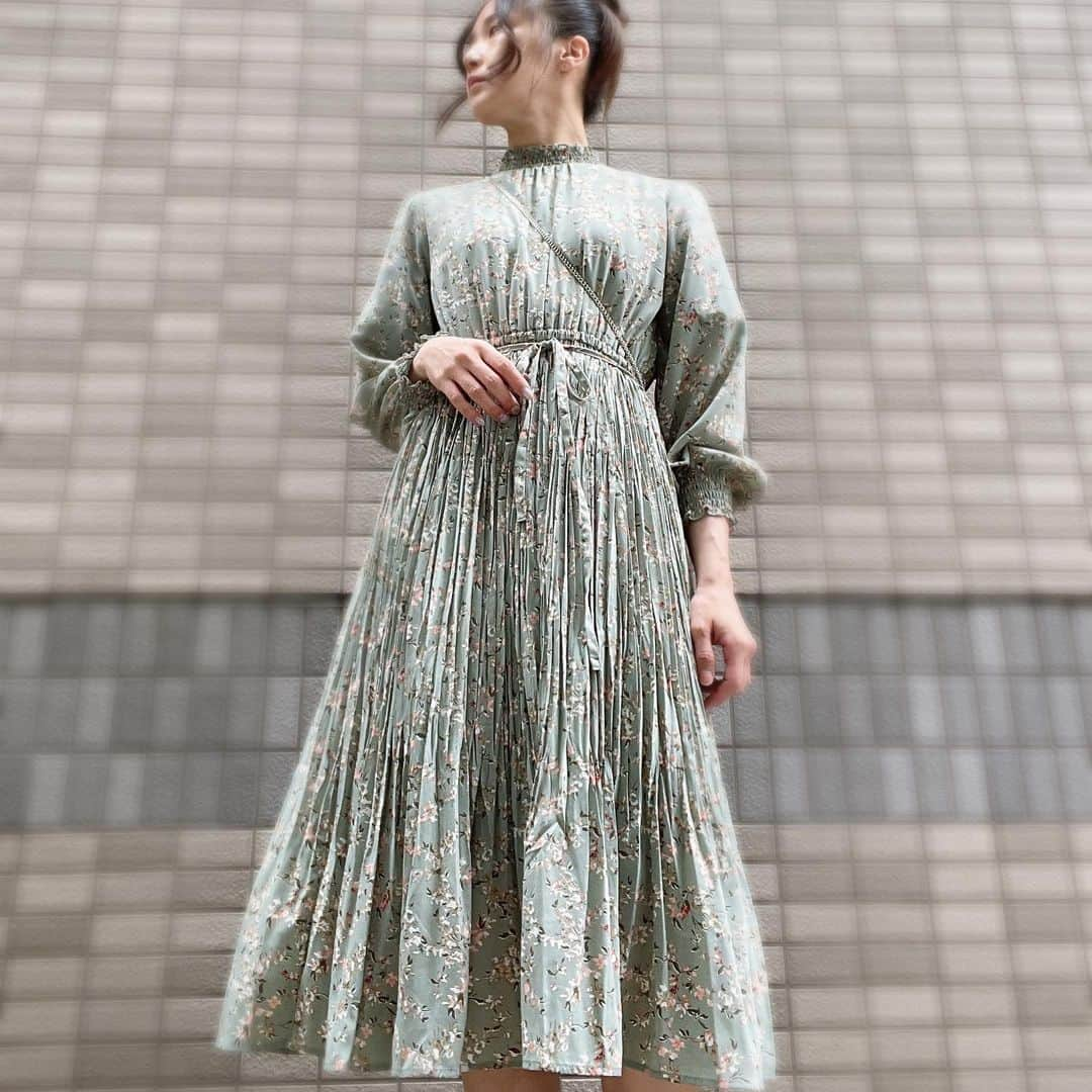 小林由佳さんのインスタグラム写真 - (小林由佳Instagram)「ここから数日ワンピース生活👗 あったかくなってきたし舞台も可愛い衣装になりそうなので女の子の気持ちを取り戻さなきゃと😅 ちっちゃい花柄だったりこの色系の服が多い… #👗 #女子力 #上げなきゃ #😮‍💨 #春」4月23日 3時19分 - ykp_qkb