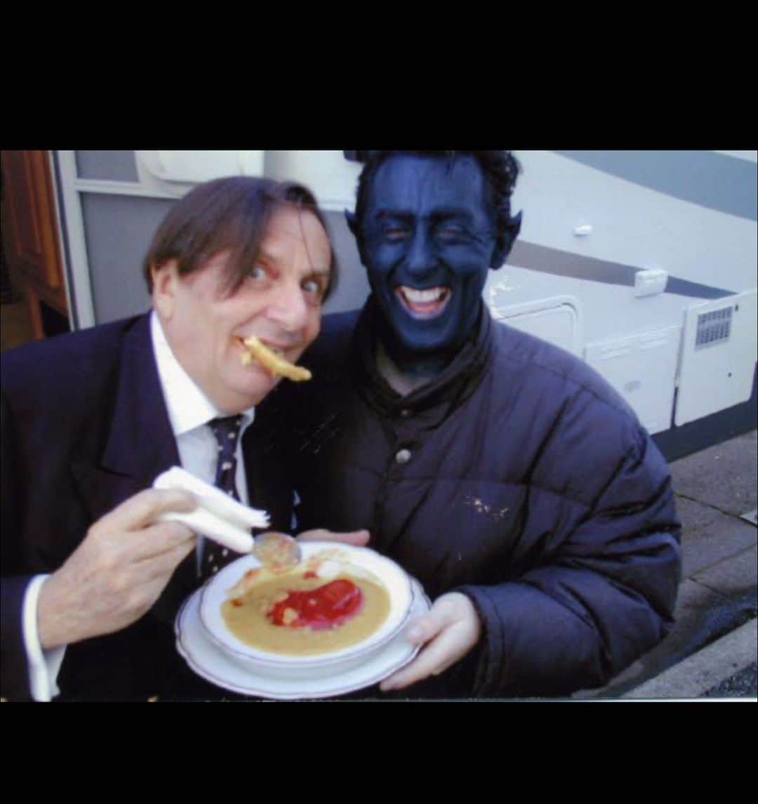 アラン・カミングのインスタグラム：「In 2002 Barry Humphries was in Vancouver on a stop of a Dame Edna tour. I was there too, shooting X2:X Men United, so I went to the show with a bunch of the hair and make up artistes who turned me into Nightcrawler every day.  The previous film I’d shot was Nicholas Nickelby, which Barry was in too, and we had become chums. Once in the make up trailer, he, Nathan Lane and I were discussing a new musical I had just seen at its Broadway opening. I intimated that it wasn’t my cup of tea. ‘Well’, said Barry. ‘I heard it was so bad the audience left humming the songs from a different show!’ I told him how much I loved Australia and my passion for pie floaters, which are pies floating in pea soup with a squirt of tomato ketchup on the top. He was delighted I even knew about this Australian idiosyncrasy. So when he came to visit the X2 set I asked the caterers to reproduce said delicacy and here I am presenting it to him for lunch. He was a towering talent, a true Dadaist and committed provocateur. Of course he offended, and latterly wasn’t reading the room as expertly as he had for so many decades, but he was a comedy genius and Australia has lost several of her finest sons (and one superstar daughter) today.」