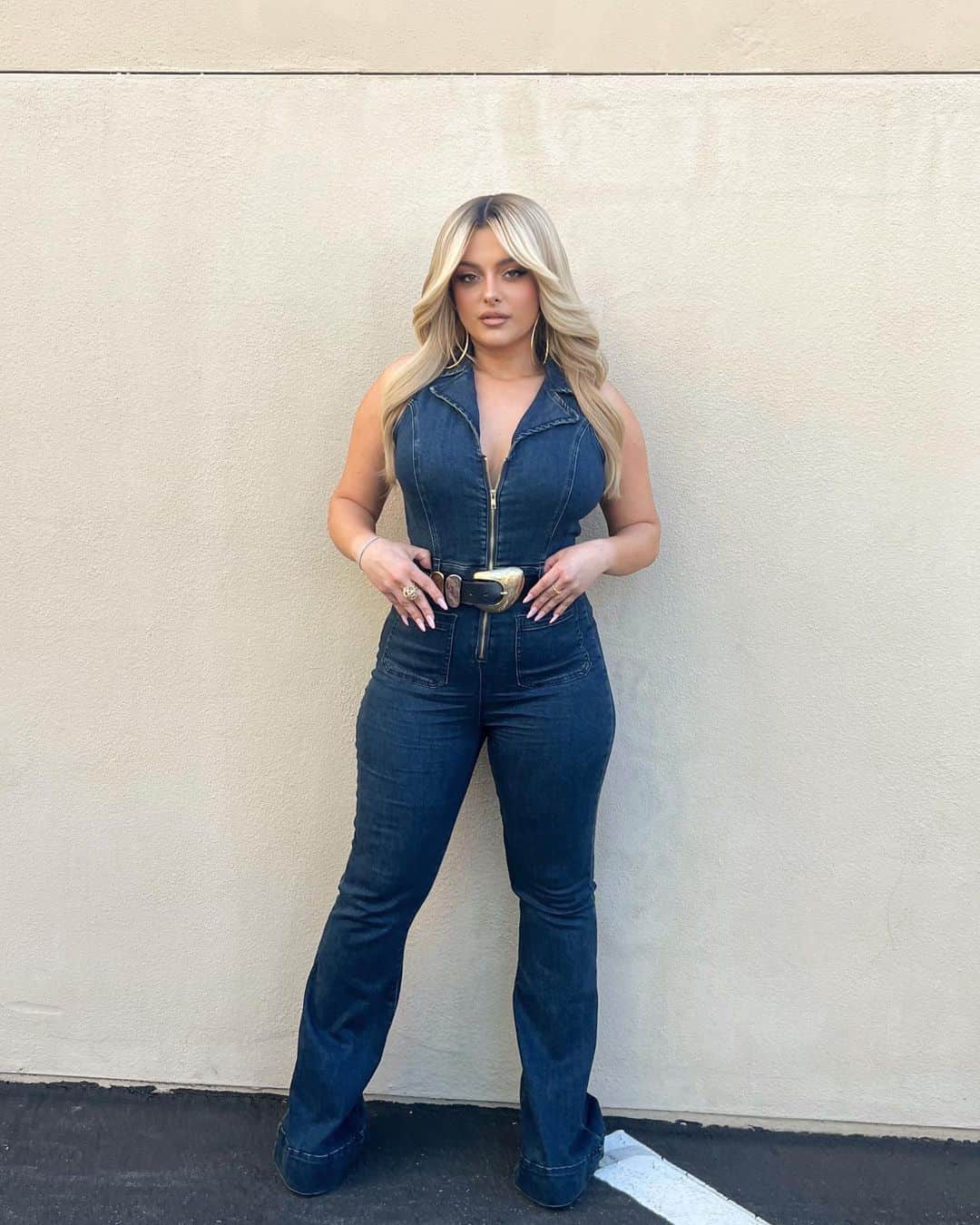 Bebe Rexhaのインスタグラム：「Happy Saturday!!!! 💙💙💙」