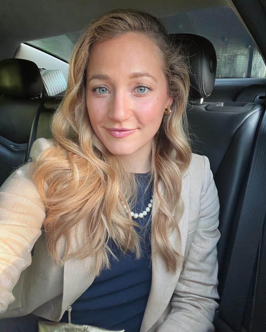 サッシャ・ディギーリアンのインスタグラム：「I received an invite to the @vp ‘s house for dinner in celebration of Earth Day. A sprint trip to where I grew up, packed full of meetings with old and new memories. Visiting the gym I began climbing at @sportrock + the incredible Lillian and old friends- seeing my nieces, and making some new friends. Lots of love to the DMV 💚  Feeling full of gratitude, and fatigued!🫠」