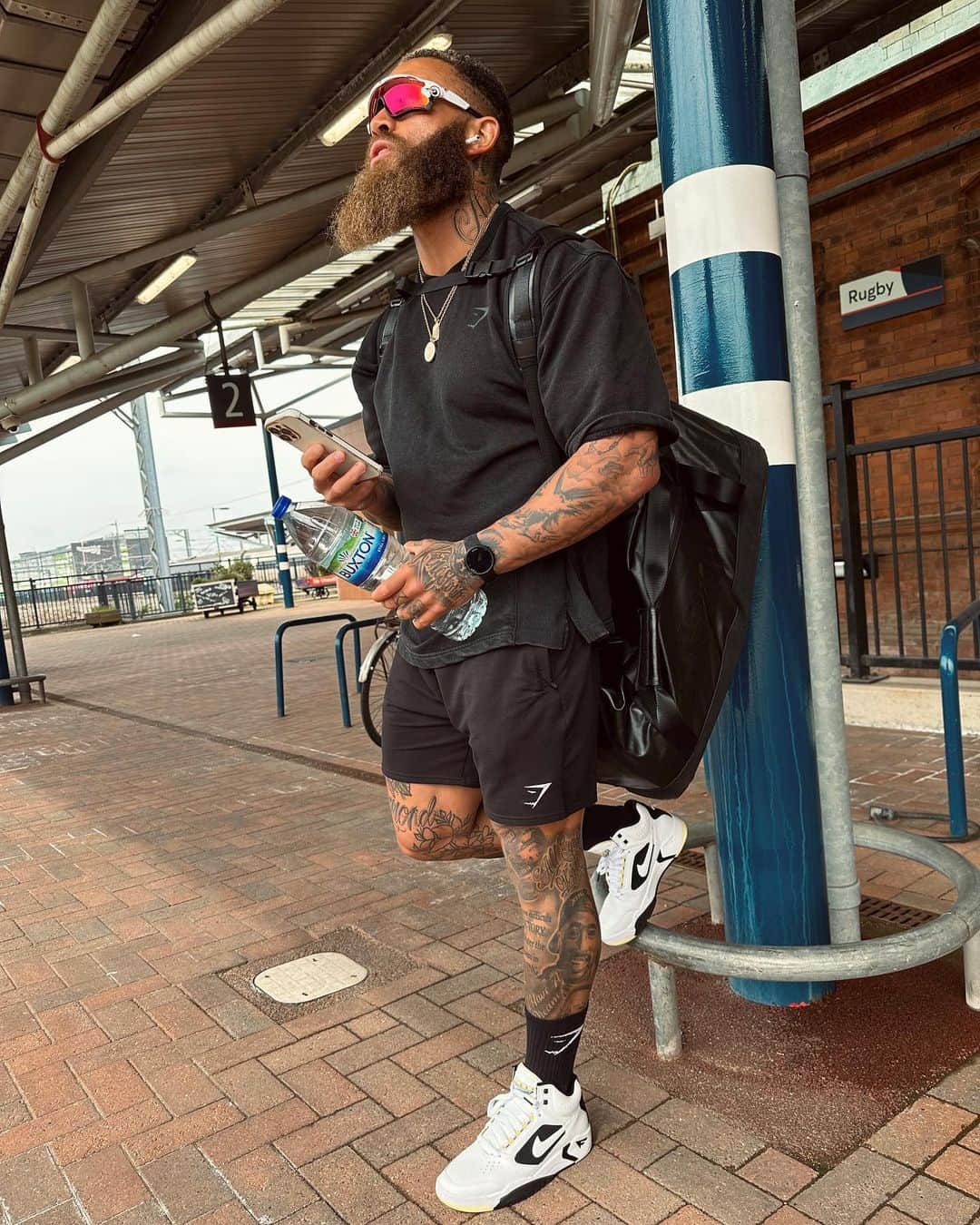 アシュリー・ケインのインスタグラム：「Road to London marathon with the gang 🏃🏽  Running has played a crucial part in working my body, freeing my mind and improving my mental health through the toughest of times.   And @buxtonwater are promoting better physical and mental wellbeing across the nation, through exercise and hydration​.  𝙍𝙚𝙢𝙚𝙢𝙗𝙚𝙧: Twists and turns are part of life, just like Sweat and Tears. But together, we will find a way through.  To everyone running the @londonmarathon - Good luck, see you there and 𝗚𝗲𝘁 𝗵𝗮𝗿𝗱 𝘄𝗵𝗲𝗻 𝘆𝗼𝘂 𝘄𝗮𝗻𝘁 𝘁𝗼 𝗾𝘂𝗶𝘁, 𝗗𝗼𝗻’𝘁 𝗾𝘂𝗶𝘁 𝘄𝗵𝗲𝗻 𝘁𝗵𝗶𝗻𝗴𝘀 𝗴𝗲𝘁 𝗵𝗮𝗿𝗱 ✊🏾  #ad #londonmarathon #buxtonwater」