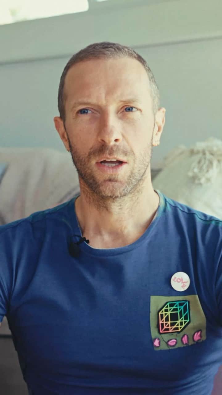 Coldplayのインスタグラム：「💫 “I really love that guy.”   Watch a clip of Chris talking about Jin’s special guest appearance at the Buenos Aires show, taken from the exclusive short film showing alongside the Live at River Plate concert film in cinemas worldwide tomorrow / Sunday night 🛸   Find your local screening / get tickets at coldplaycinema.live (link in bio)  📹 @stevieraegibbs   #ColdplayRiverPlateFilm」