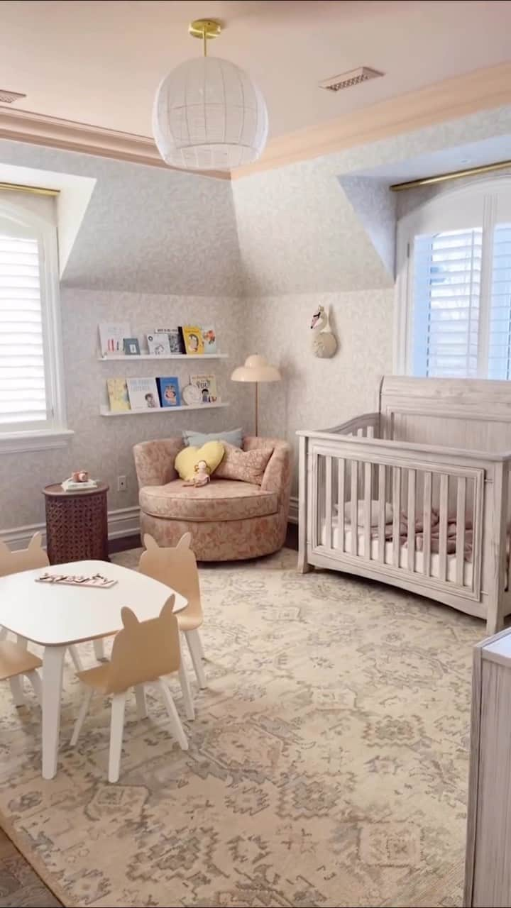 ジャスミン・トゥークスのインスタグラム：「You know what takes a nursery from “ready” to ✨ready✨? It’s the details. Here are three we love in this room, designed by @maisonellieinteriors...  1. Our Ivory Woven Rope ceiling light: It’s a bestseller for a reason and is great for rooms with low ceilings. 2. Our Clay Heart organic cotton sheet set: Designed by @leannefordinteriors. 💗 3. Our Sonnet Shaggy Heart wall tapestry: A supersoft way to add style and color to their walls—and it’s on sale now!  → Don’t forget to remove items from the crib before your kiddos go to sleep. 💤  📷: @heidilauphoto  #Nursery #NurseryDesign #NurseryDecor #KidsDesign」