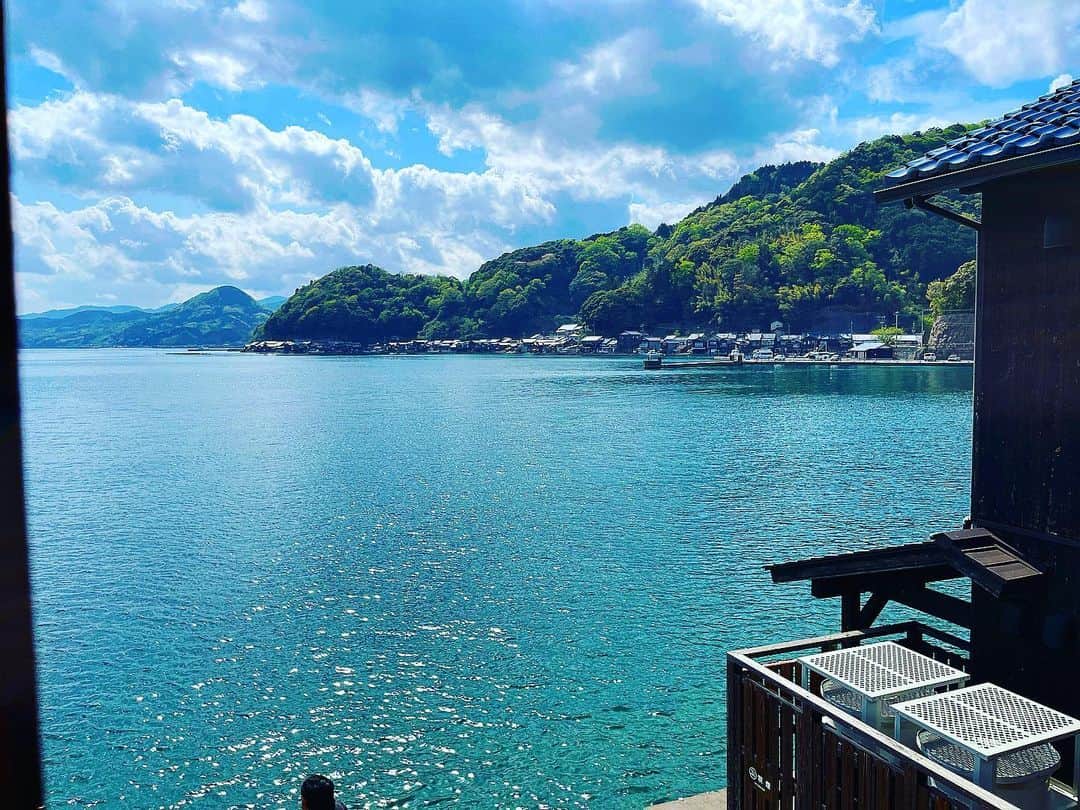 大山恵理乃さんのインスタグラム写真 - (大山恵理乃Instagram)「⁡ ⁡ 伊根の舟屋 ⁡ おいしい海鮮だらけ。 ⁡ ⁡ 伊根湾眺めて、おひるごはん ⁡ 関西、こんなええ所あります。 ⁡ ⁡ #鮨割烹海宮　 ⁡ ⁡ ⁡ ⁡ ⁡ ⁡ ⁡ ⁡」4月23日 3時34分 - erino_ohyama