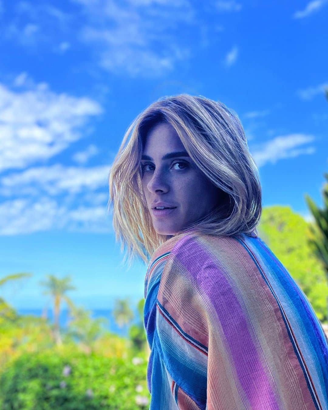 カロライナディークマンのインスタグラム：「se vc mora no Rio, já sabe, né? a partir de agora (entre fim de abril  e começo de maio) é uma sucessão de dias, um mais lindo q o outro…  e se você segue os cariocas, vai ter seu feed cada vez mais azulzin também!!!」
