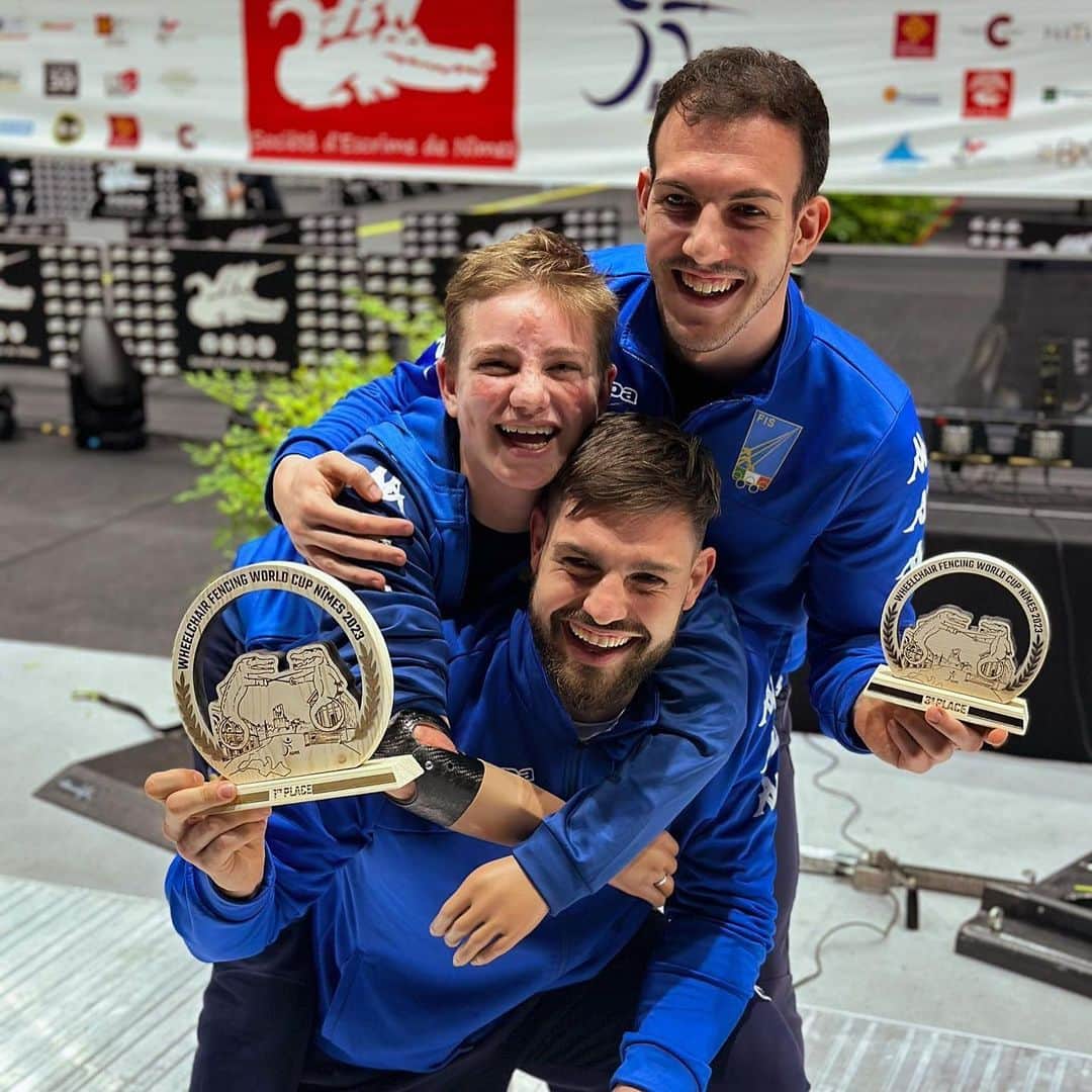 ベアトリーチェ・ヴィオのインスタグラム：「Come si dice abbiamo spaccato in francese?! 🇫🇷😜🥇🥇🥉 @art4sportonlus on fire alla tappa di Coppa del Mondo di Nimes 🦾  @ema_lambertini @edoardo_giordan  . . @federscherma  #fly2paris #art4sport #art4sporteam #schermaparalimpica」
