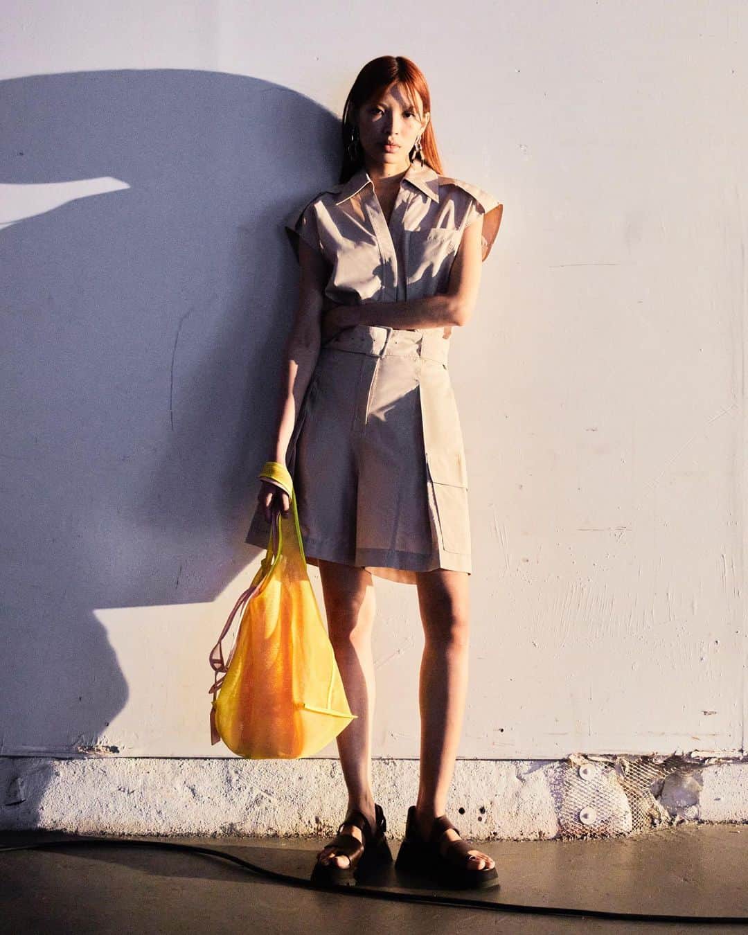 のインスタグラム：「Weekend forecast: cloudy with a chance of mimosas - The mesh market tote in mimosa will brighten even the greyest day - Stylist -  @junglelin Hair - @stylebysergio Makeup - @alliesmithmakeup Lighting - @invoice_sent Model - @beauty_thet_thinn」
