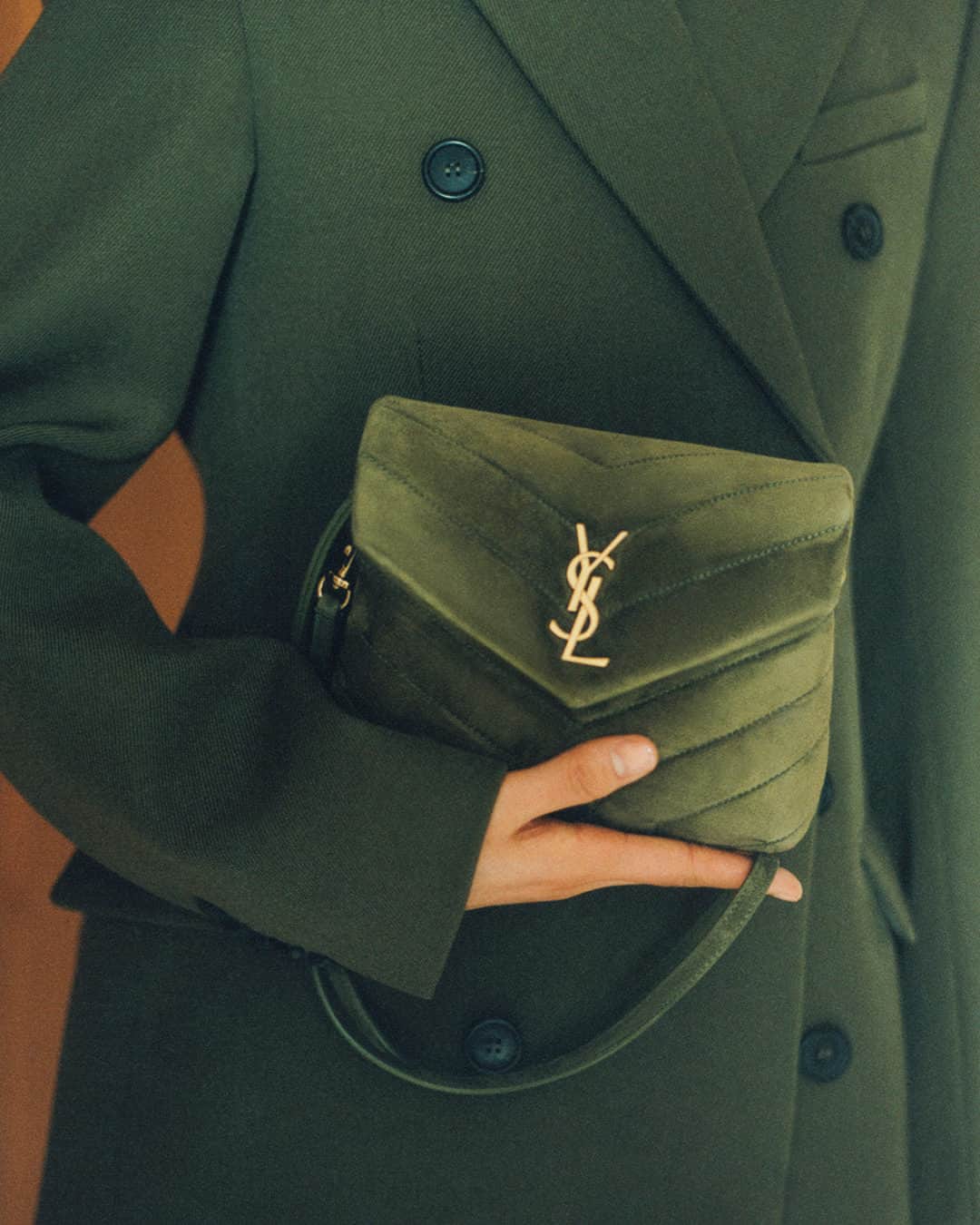 ネッタポルテのインスタグラム：「IT-BAG UPDATE: An easy-chic carry-all, @ysl's 'Loulou' bag is a timeless classic you'll return to again and again.  Tap the link in bio to shop at #NETAPORTER.」